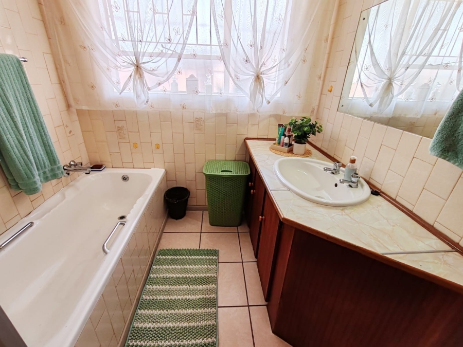 3 Bedroom Property for Sale in Kannoniers Park North West